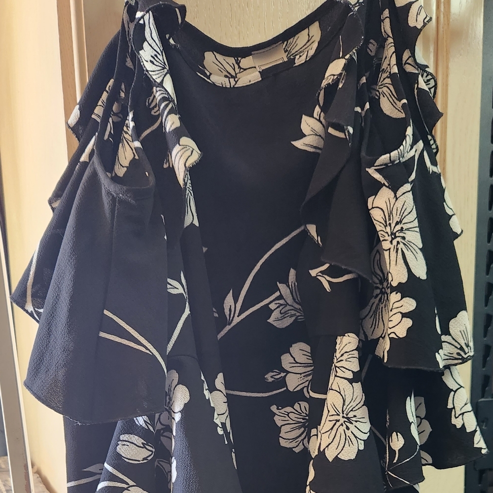 Lillian black/white cut out sleeve floral dress
